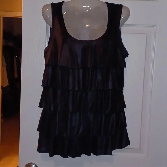 💙🌹 BLACK top with ruffles in front - Picture 13 of 13